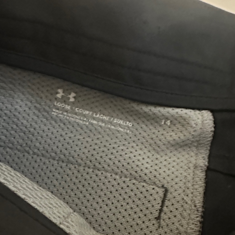 Under Armour Black Flat Front Men's Shorts - Picture 2 of 4